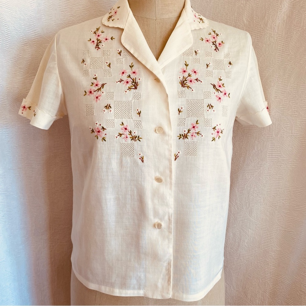 Rare Vintage XS/S hand embroidered short sleeved ivory linen blouse